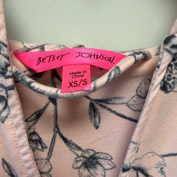 🆕Betsey Johnson Baby Pink Floral Robe Super Soft Women’s Size XS/S - Picture 5 of 9
